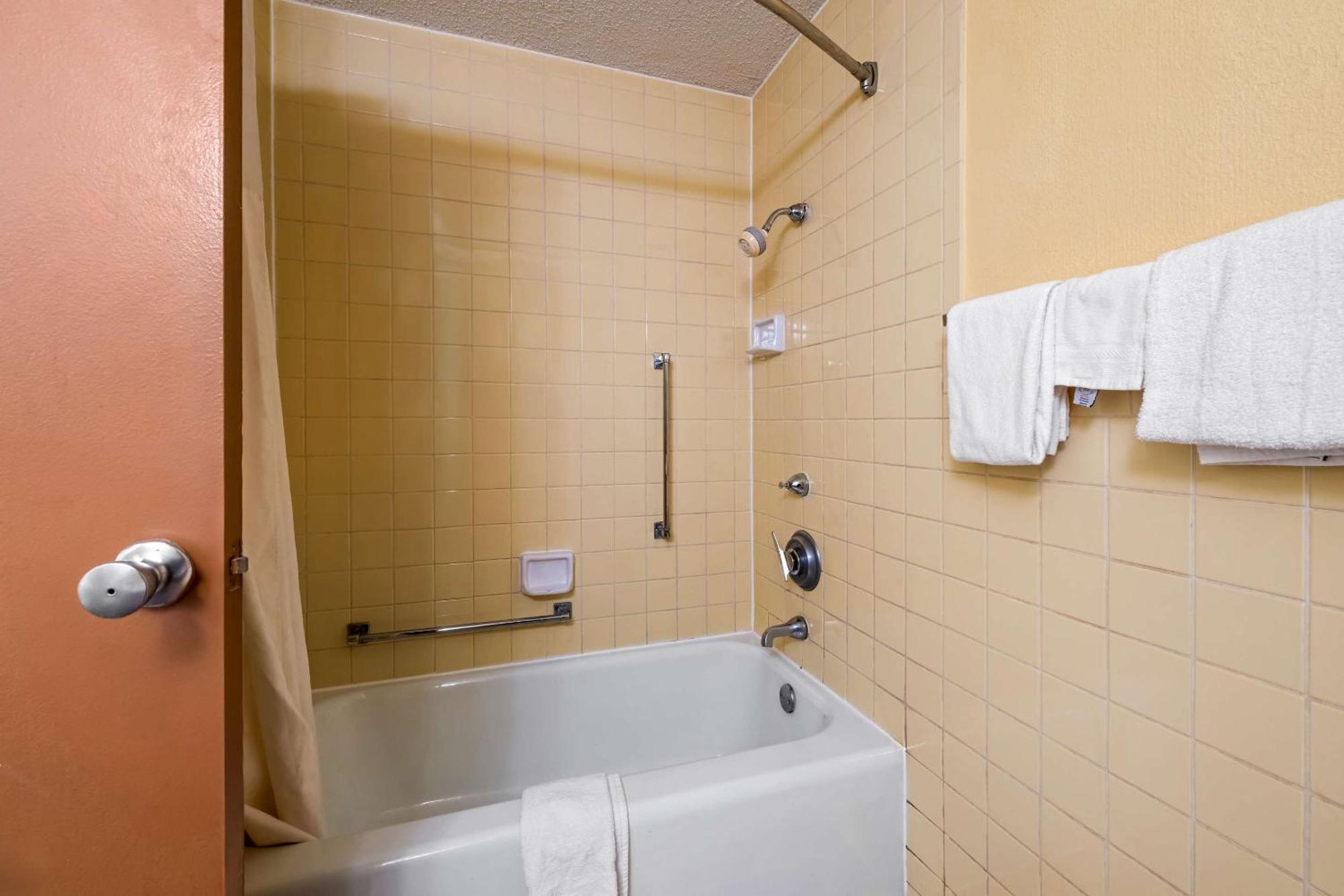 Rodeway Inn Монро Экстерьер фото