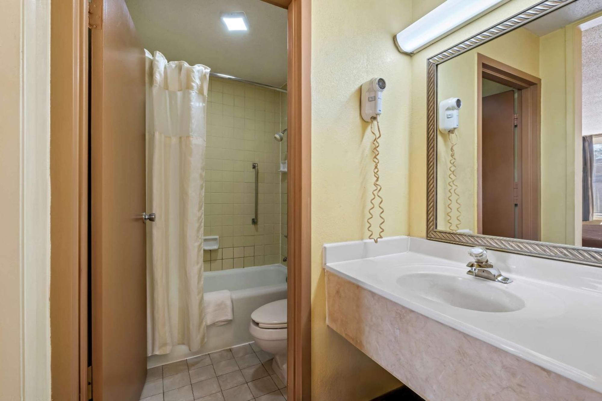 Rodeway Inn Монро Экстерьер фото