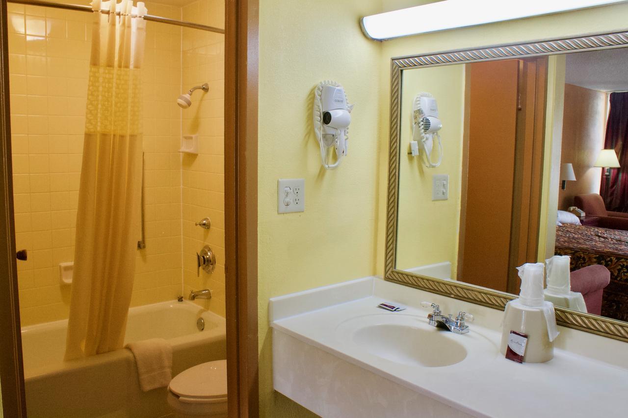 Rodeway Inn Монро Экстерьер фото