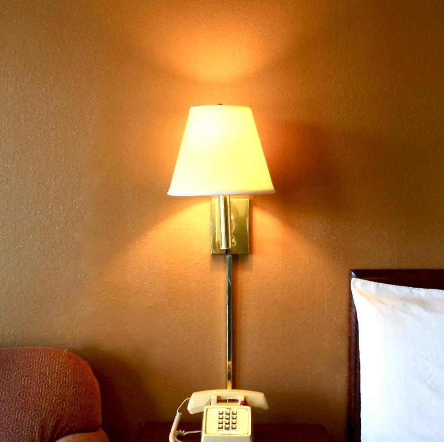 Rodeway Inn Монро Экстерьер фото